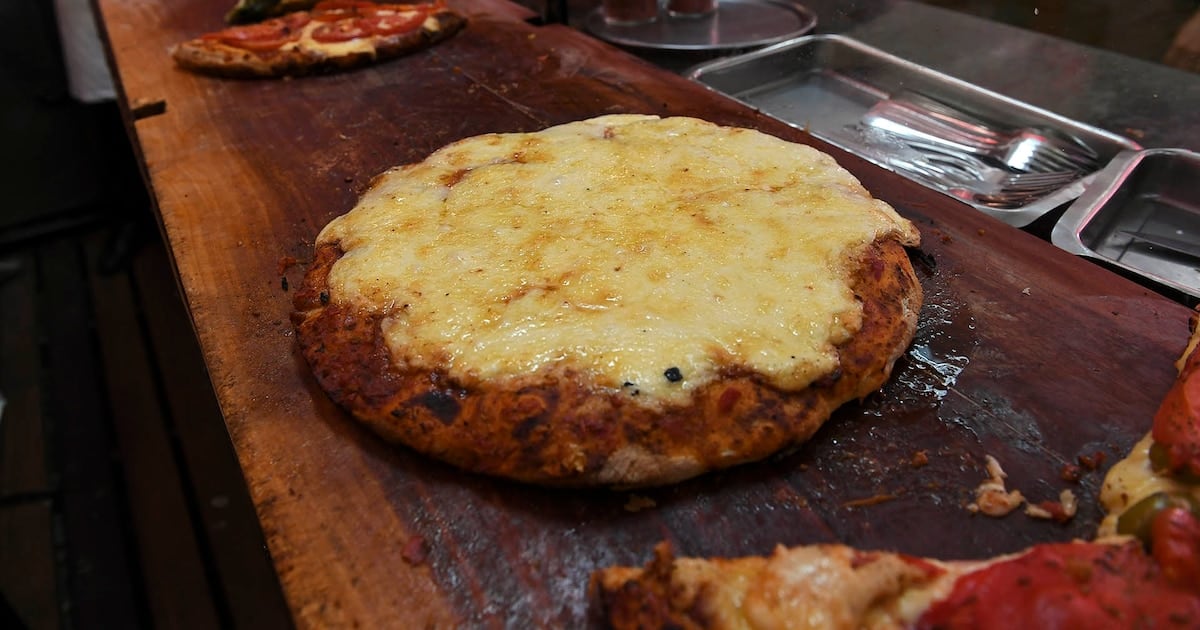 Una pizza, una fainá y una cerveza en Güerrín: la cuenta que armó una clienta y el descuento que cambió el final
