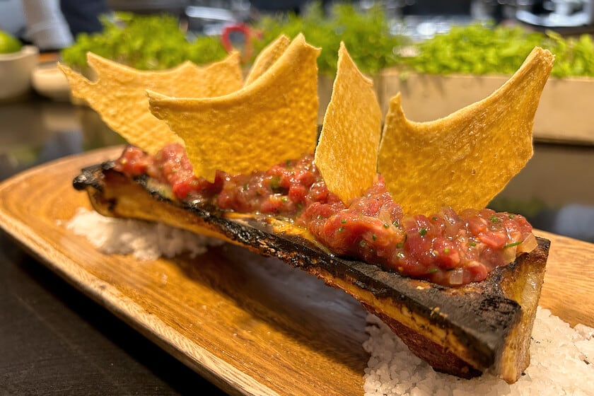 Steak tartar con tuétano caliente: la carta de Barra Baja, en Sevilla