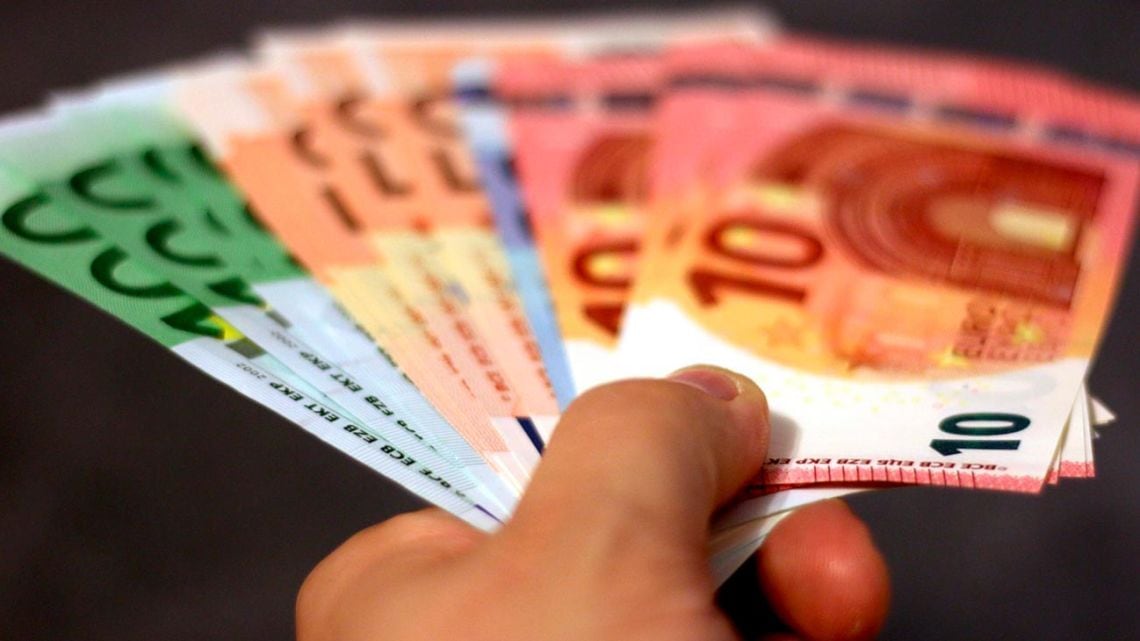 El euro blue arrancó la rueda con seis pesos arriba y se aleja del oficial