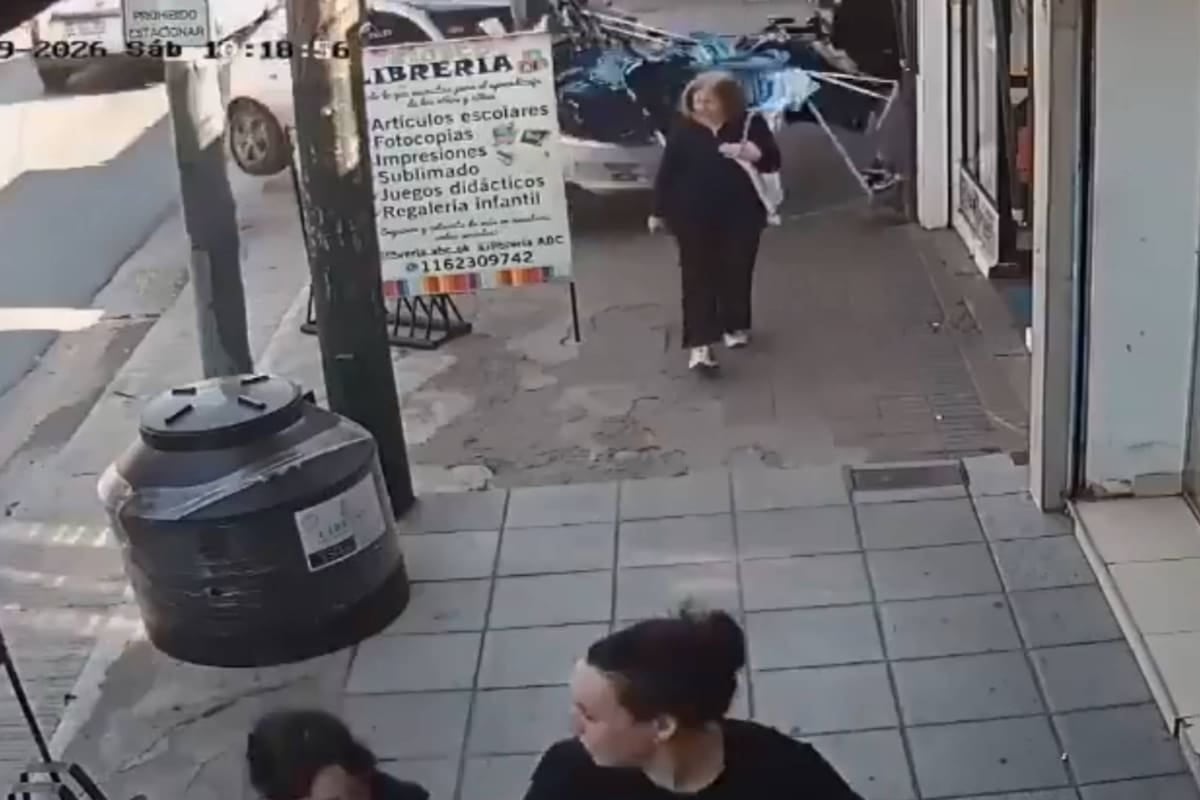Una joven fue embestida por un auto que terminó adentro de un local de ropa en Almirante Brown