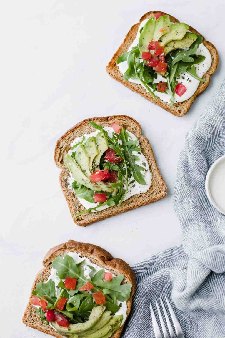 Palta tostada: cinco variantes para resolver cualquier comida del día sin complicarse