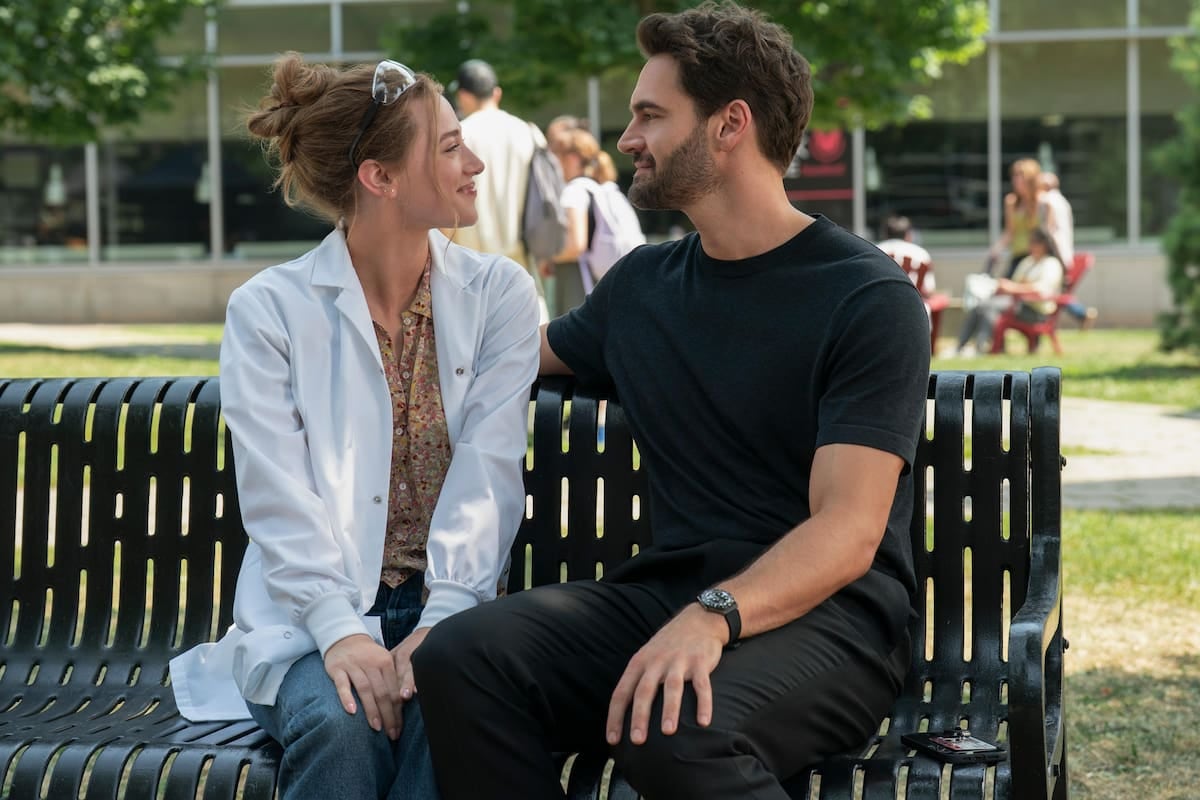 La quimica entre Lili Reinhart y Tom Bateman sostiene una comedia romantica con aroma academico