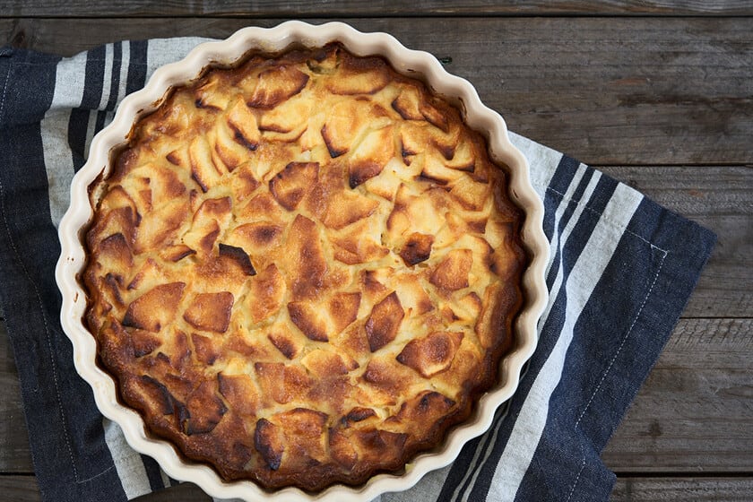 Una tarta de manzana en media hora: la receta que lleva la fruta dentro de la masa