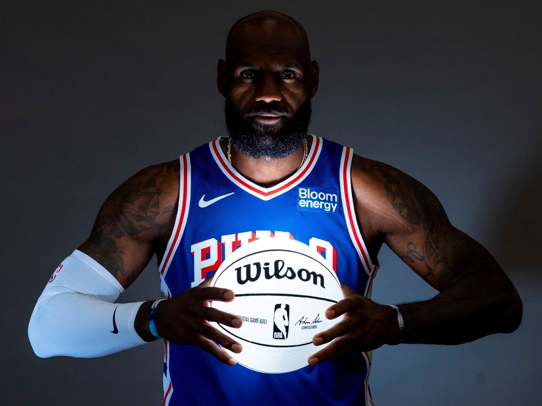LeBron recaló en Philadelphia con un contrato a dos temporadas y una sola promesa: pelear el anillo