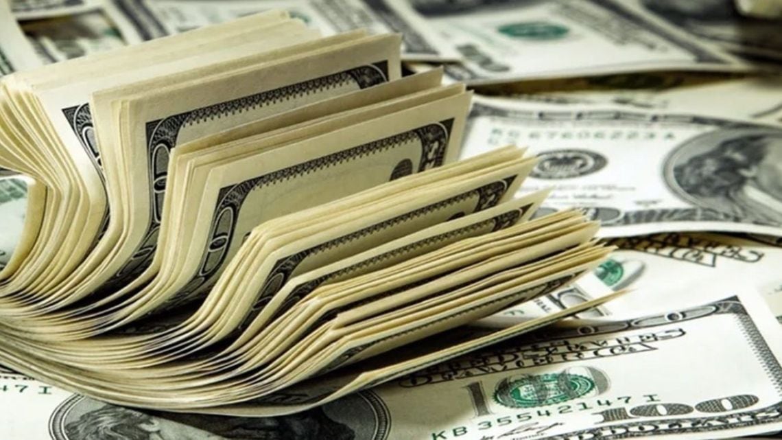 El blue trepó cinco pesos y se vendió a 1.565, mientras la referencia de tarjeta superó los 2.000 pesos