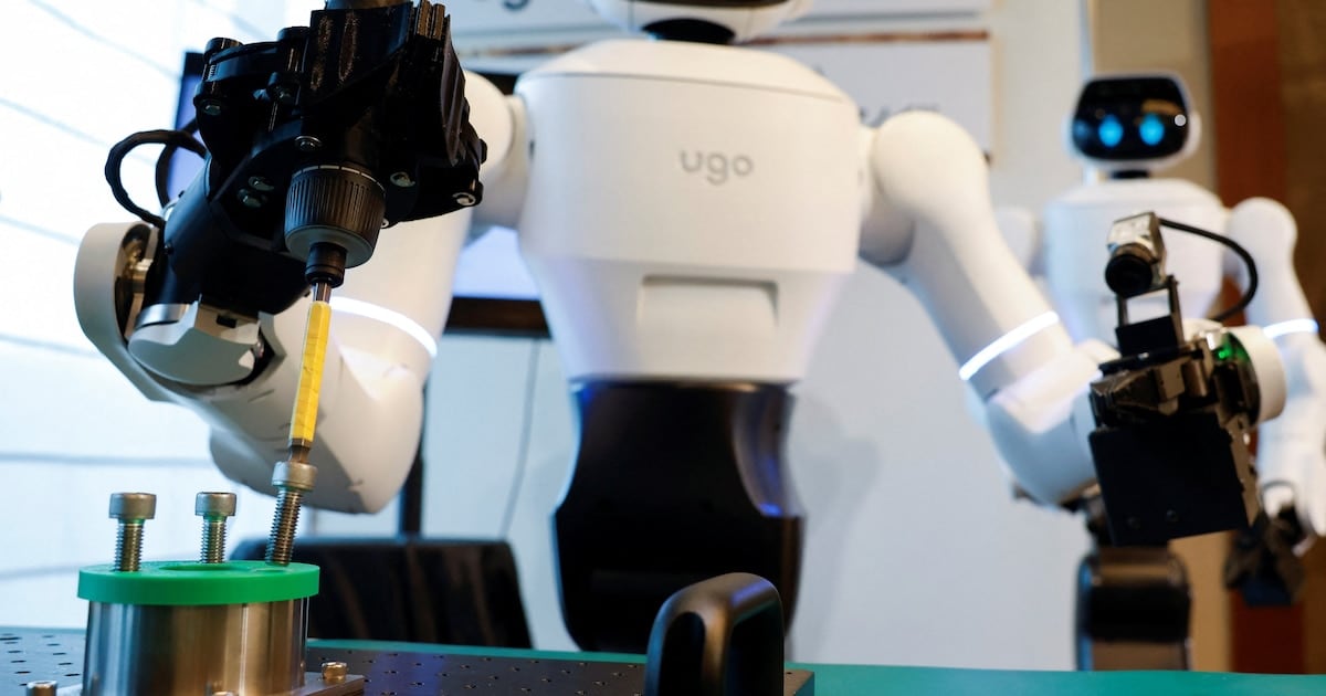 Un robot con IA ofició de mozo y recepcionista en un hospital japonés y los datos que dejó ya preocupan a las aseguradoras