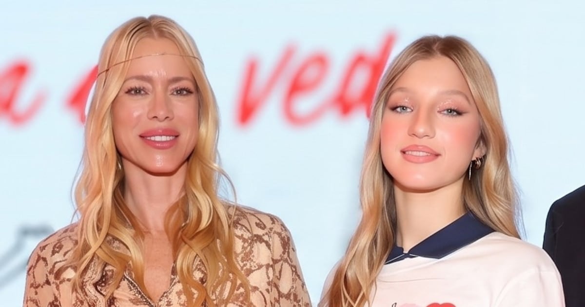 Allegra Cubero se subió a la pasarela con su mamá Nicole mirándola desde la primera fila