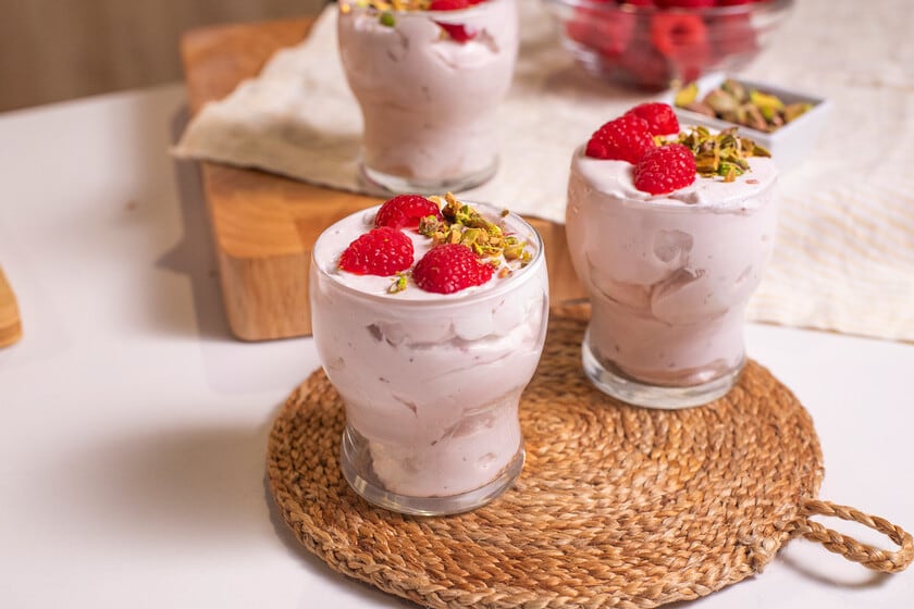 Mousse de frambuesas sin huevo: un postre que se resuelve con anticipación y se luce en la mesa
