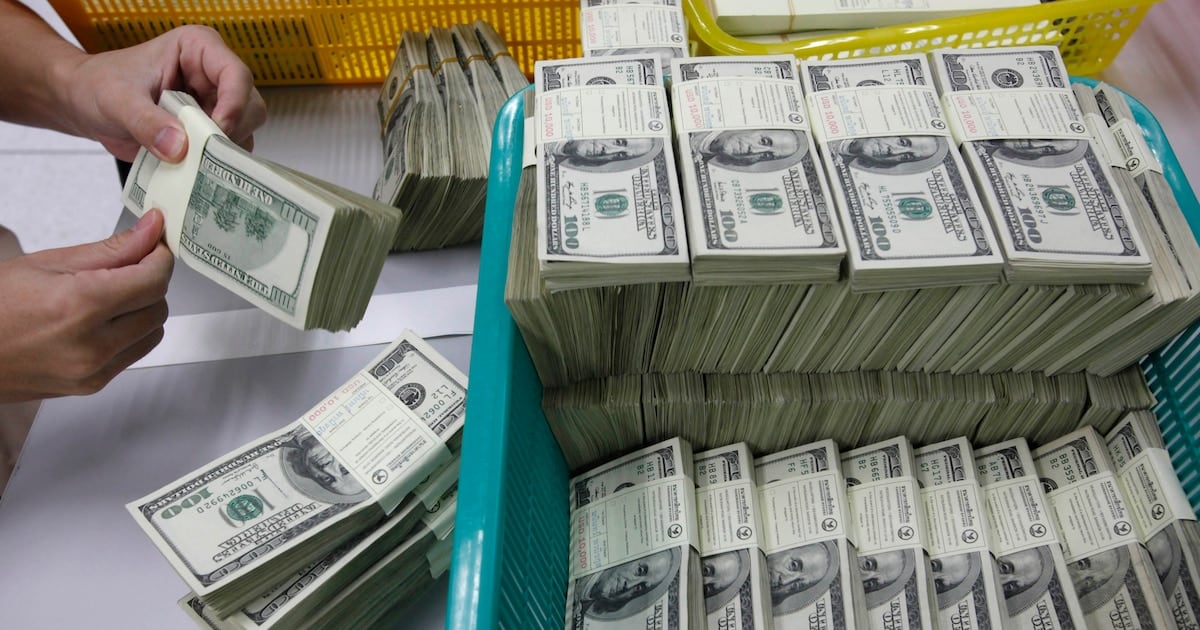 El jueves dejó al dólar del Nación arriba de los 1.500 pesos y al blue a contramano