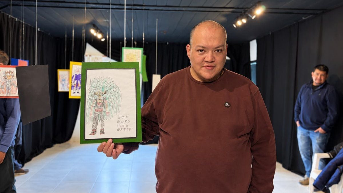 El lápiz como refugio: los dibujos de Daniel Lefiman llenan de color la Casa de la Cultura de Aluminé