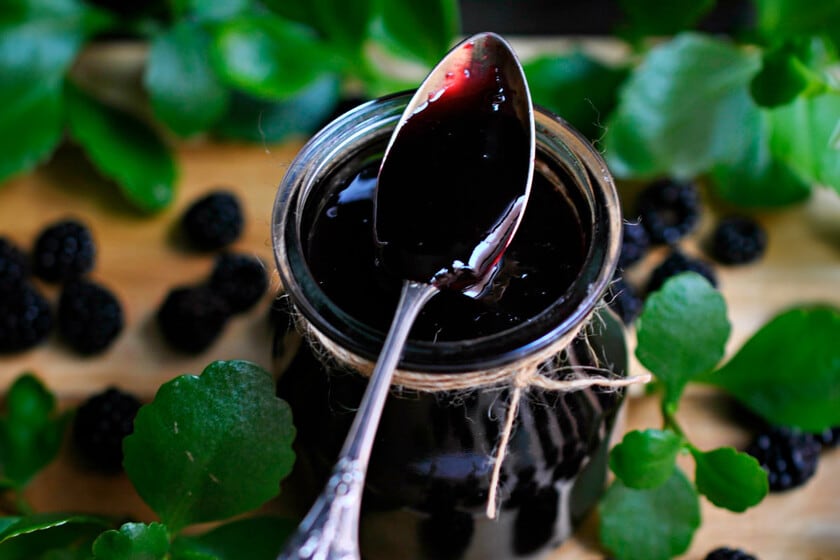 Una mermelada casera de moras silvestres se prepara con manzana y limón en apenas media hora