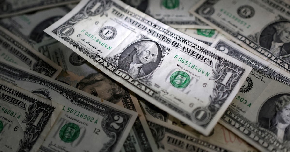 El dólar cedió cinco pesos en la semana y cerró a $1.540 en el Banco Nación, mientras el blue se mantuvo estable en $1.560