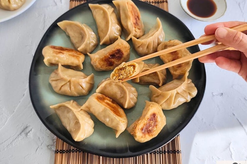 Treinta gyozas vegetarianas: la receta de tofu y shiitake que se cocina entre la sartén y el vapor
