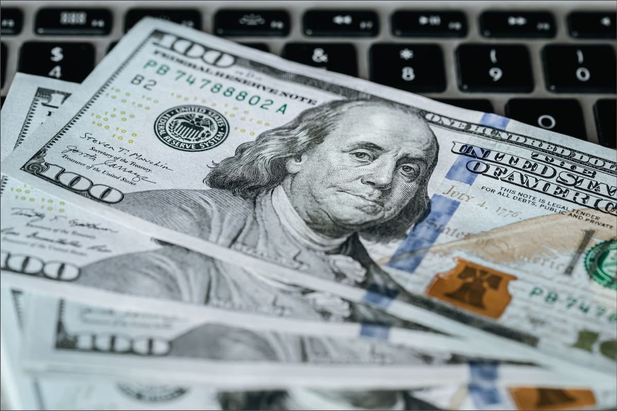Dólar: el oficial se sostiene en $1540 y el blue en $1560, sin operativa cambiaria en la jornada