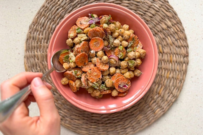 Garbanzos al horno con zanahoria y tahini: una ensalada templada con aroma a sésamo