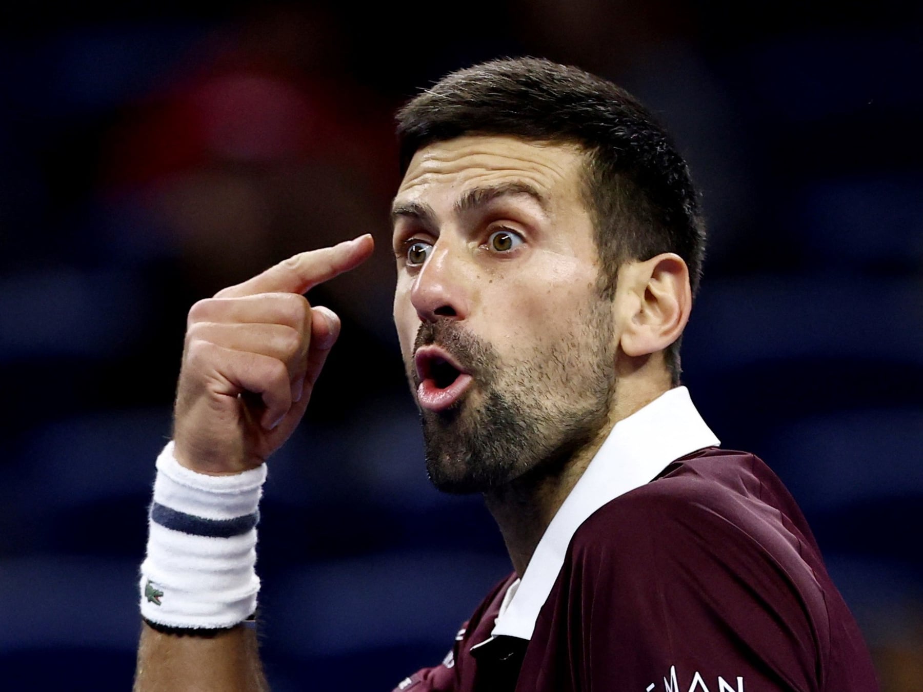 Djokovic lo dio vuelta en Beijing y se metió entre los cuatro mejores del torneo