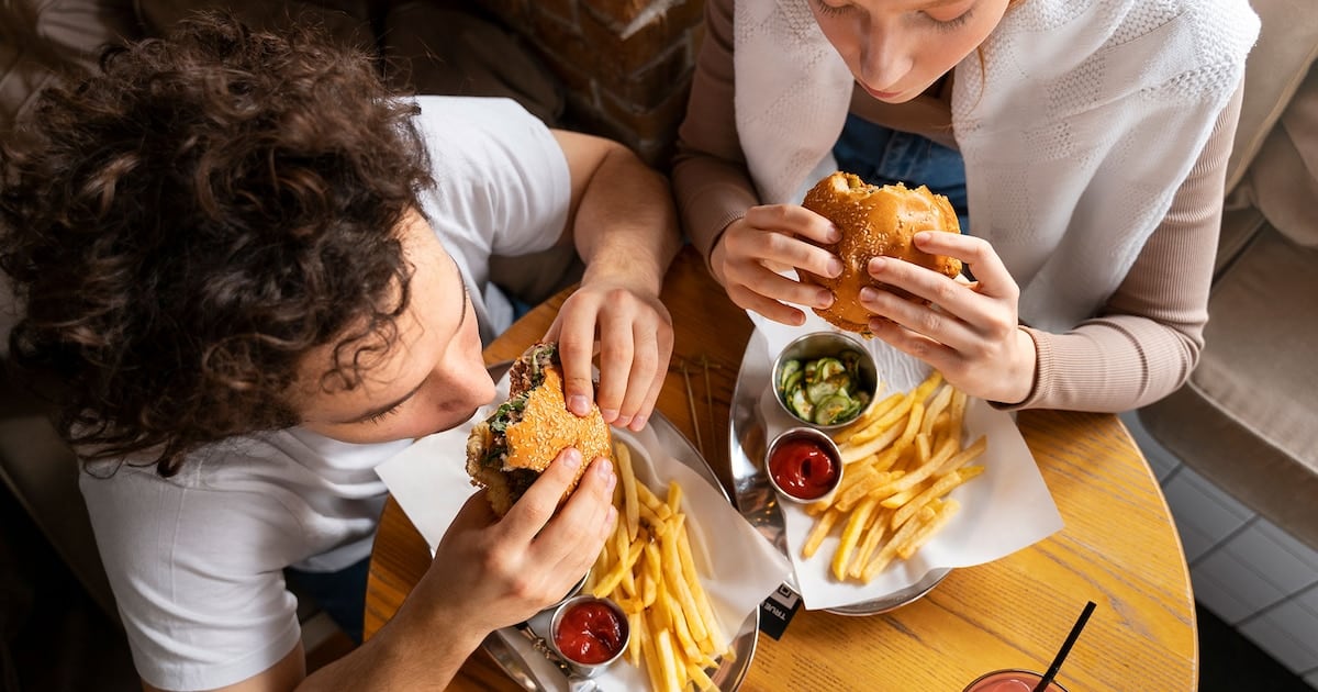 Dos comidas casi iguales, dos reacciones distintas en el cuerpo: lo que dejó un ensayo sobre ultraprocesados
