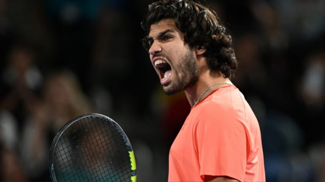 Carlitos aguantó el primer set, lo dio vuelta y va por todo en Tokio