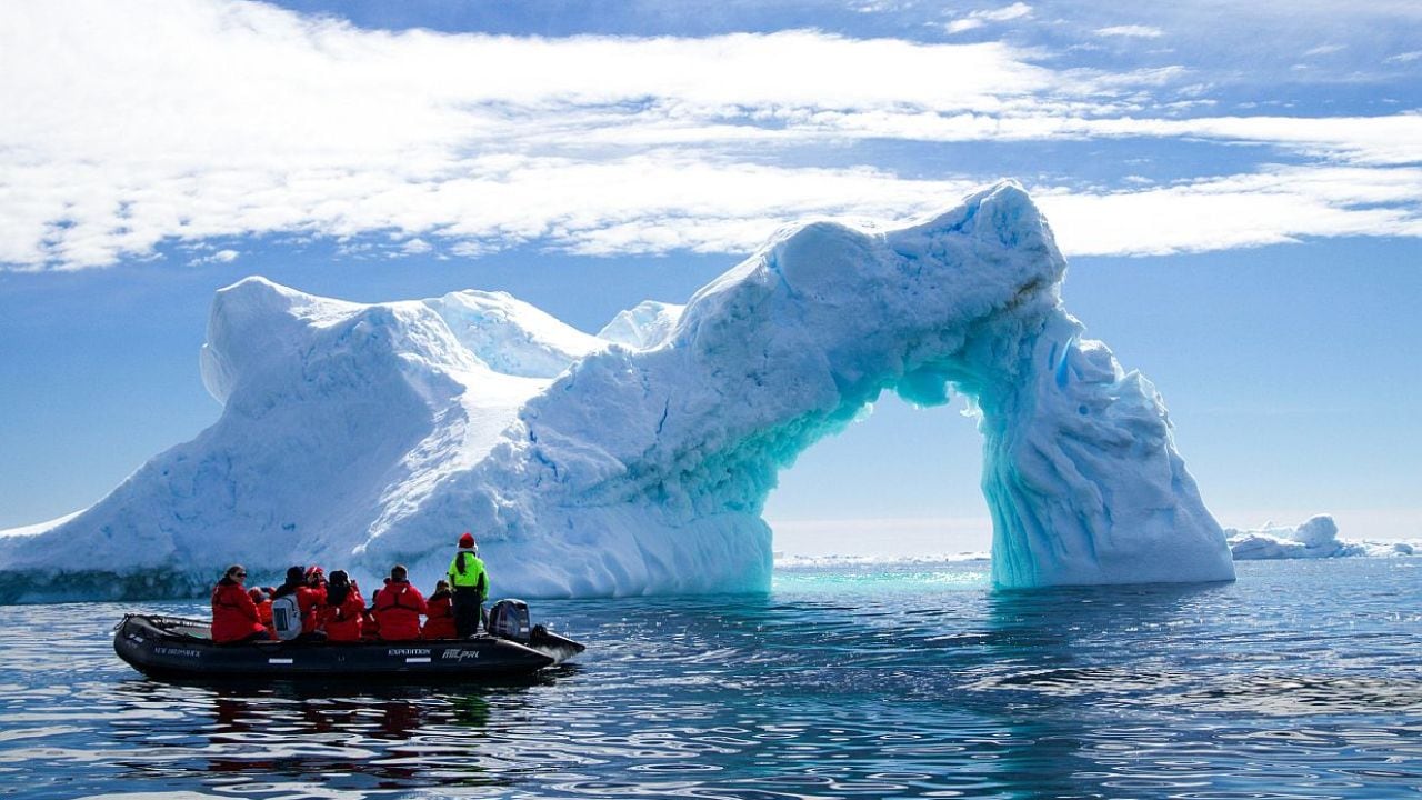Una vuelta completa a la Antártida a bordo de un rompehielos: la travesía antártica de casi dos meses que llega en 2028