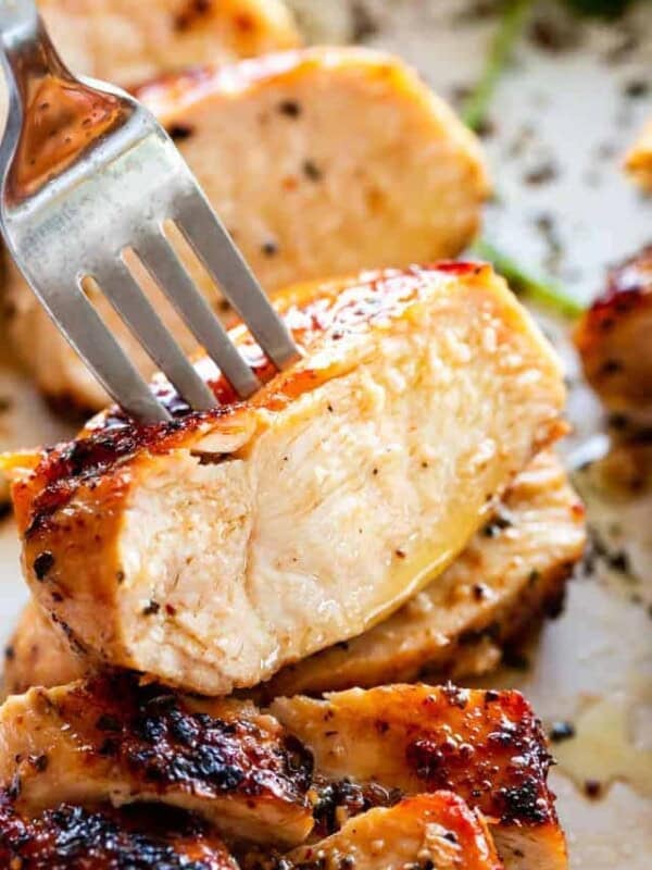 Pechuga de pollo a la mesa: Mariscos, hierbas y reposo, la fórmula para que no quede seca