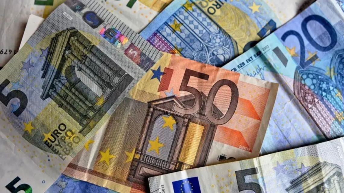 El euro blue retrocedió seis pesos y se alejó del récord: cerró a $1.832,75 para la venta
