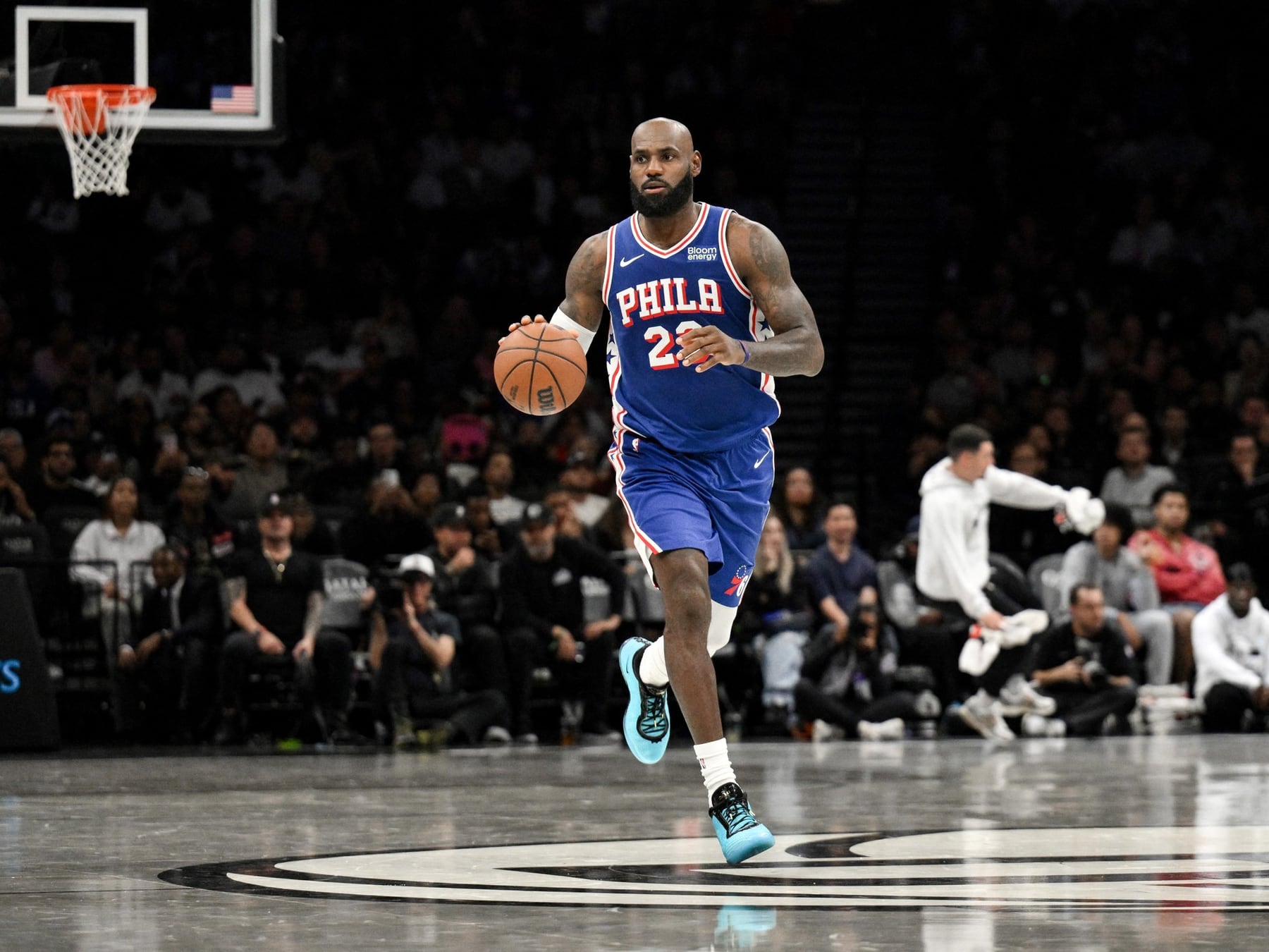 LeBron se puso la camiseta de los Sixers y el Barclays Center lo vio debutar con una sonrisa a medias