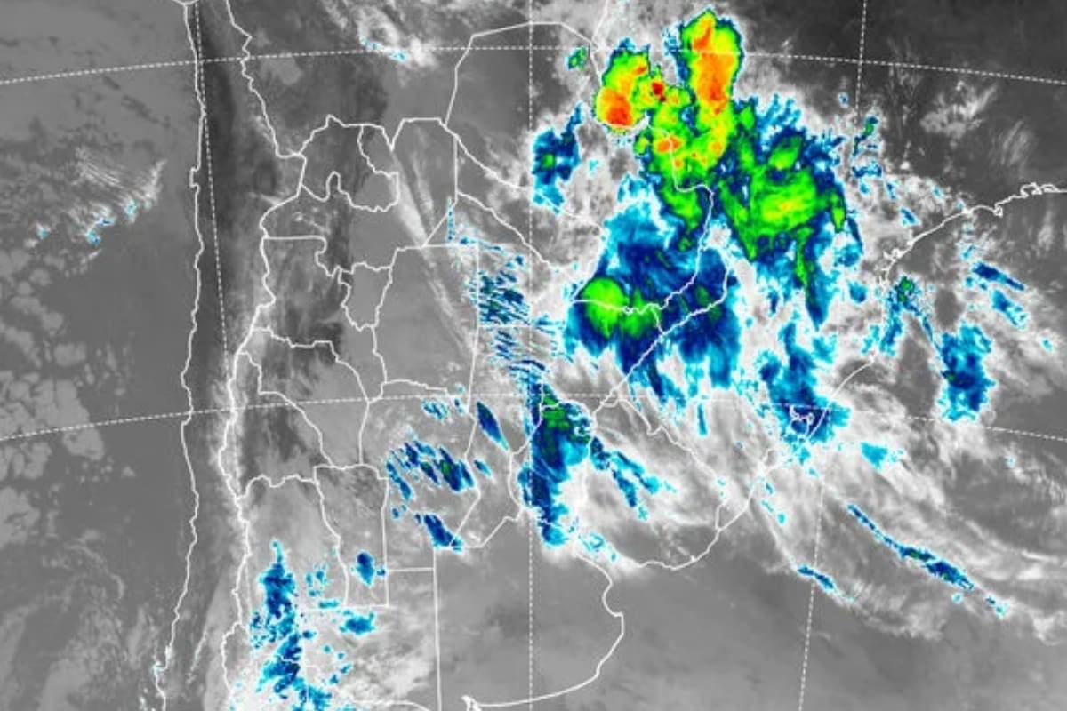 El fin de semana largo arranca mojado en Buenos Aires y se despide con sol tímido y aire tibio