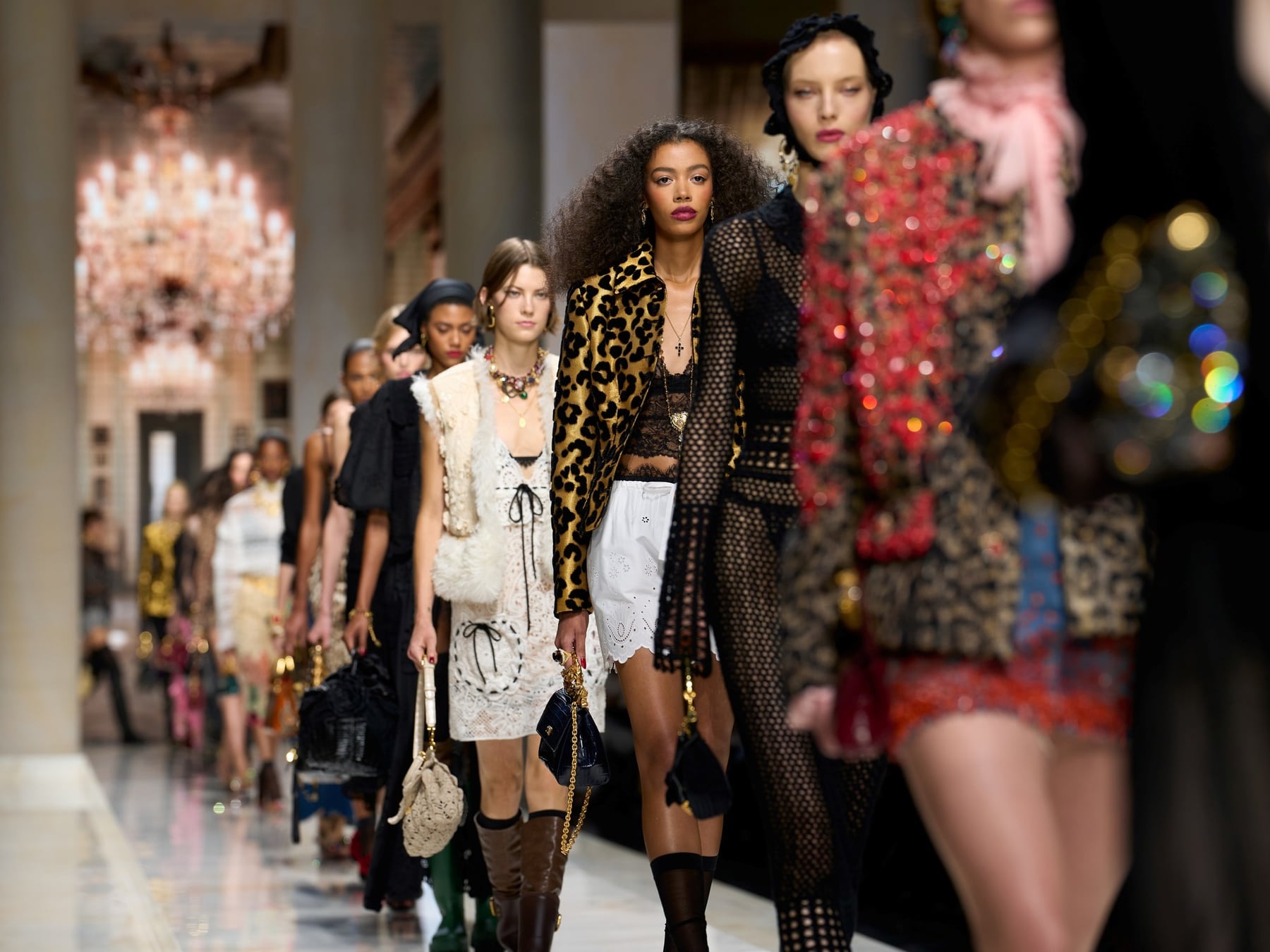 Milán cerró la semana de la moda con brillos, aberturas y un regreso a la sensualidad de los años setenta