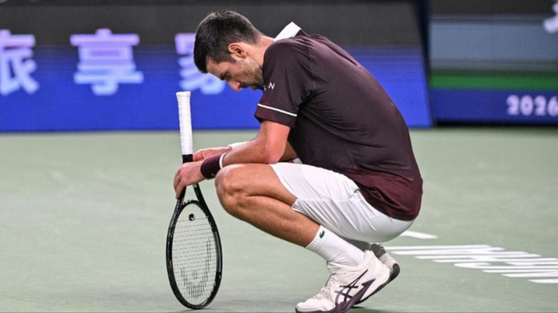 La caída de Djokovic en Shanghái prende las alarmas a un mes del Masters de Maestros