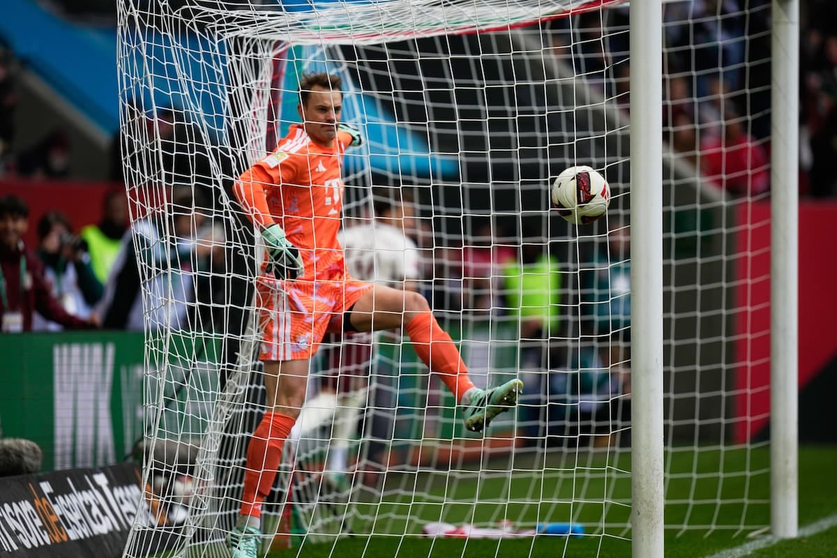 Neuer la pasó mal y Bayern se vuelve de Augsburgo masticando bronca