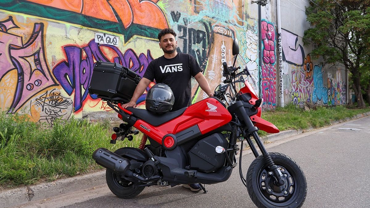 Un mecánico neuquino guarda las llaves del taller, se sube a una moto chica y se va hasta Alaska