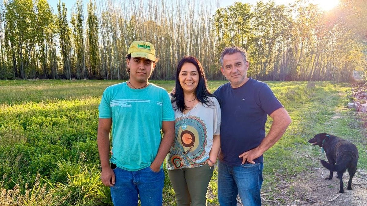 Una pareja de Centenario que sostiene a la tierra con el sueldo y el corazón: vuelven a la chacra que los vio nacer