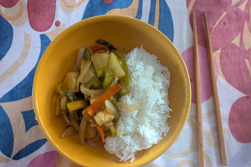 Una versión sin carne del clásico salteado oriental: tofu agridulce con piña, listo en minutos
