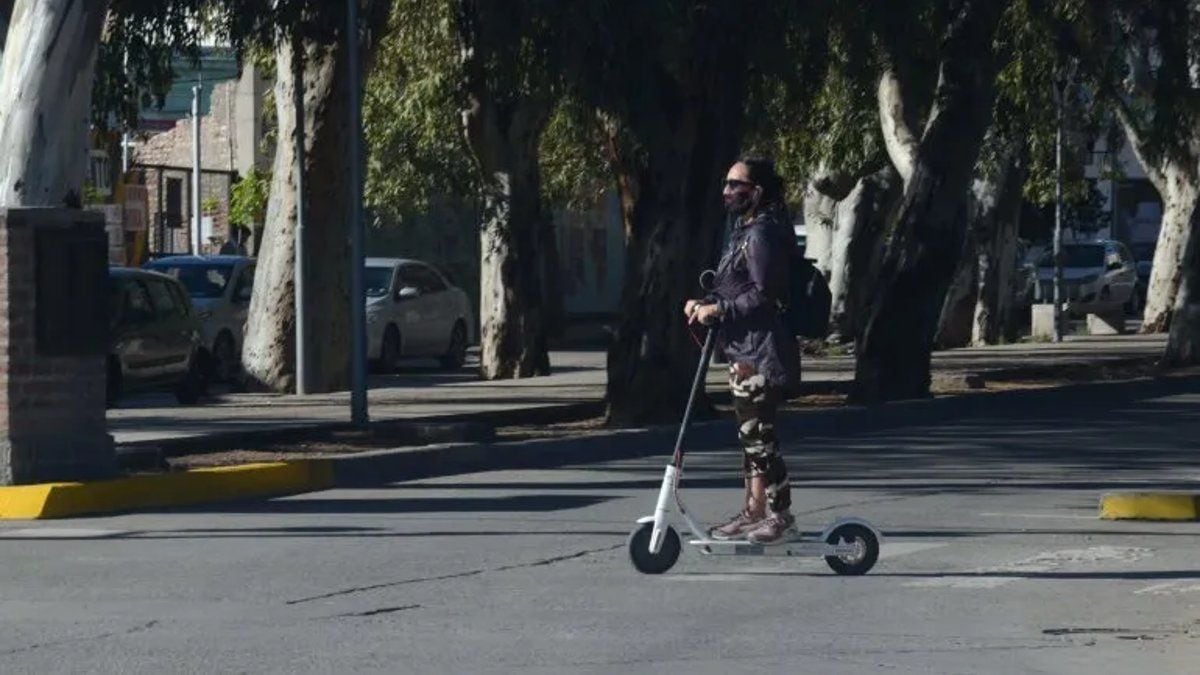 Neuquén mete primera con monopatines eléctricos a la calle: cómo se manejan, qué sale y quién los puede usar