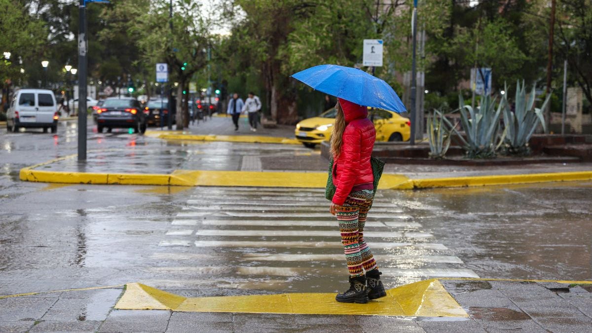 La tormenta se anota con todo en Neuquén: granizo, viento y un río de agua que no avisa