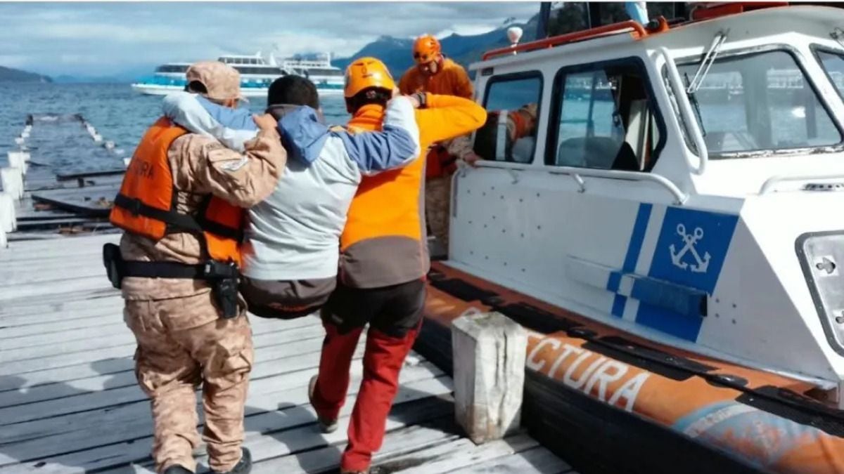 Un operativo por agua y selva: evacuaron a un visitante lesionado en el sendero que conduce al Bosque de los Arrayanes