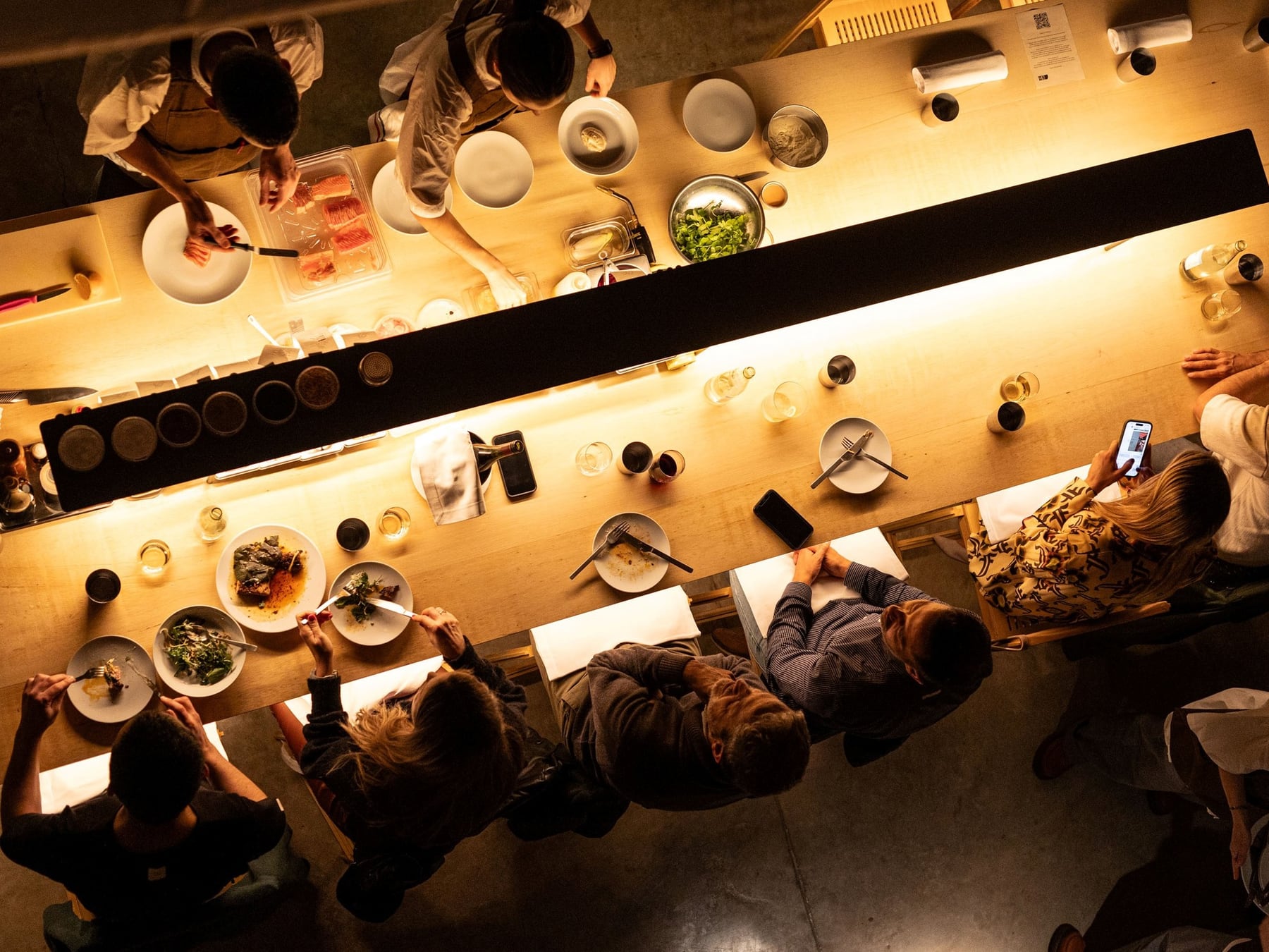 La mesa se reconfigura: menos porciones, más fotos y un celular que pide el plato antes que el comensal
