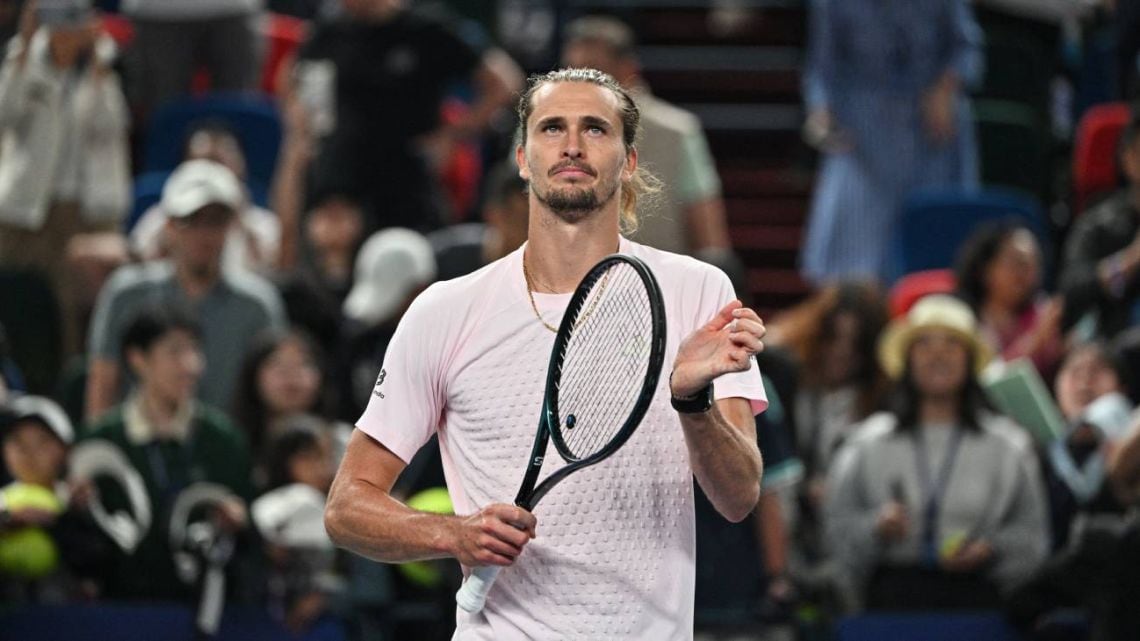Zverev lo sacó a pulso en el desempate y va por De Miñaur en Shanghái