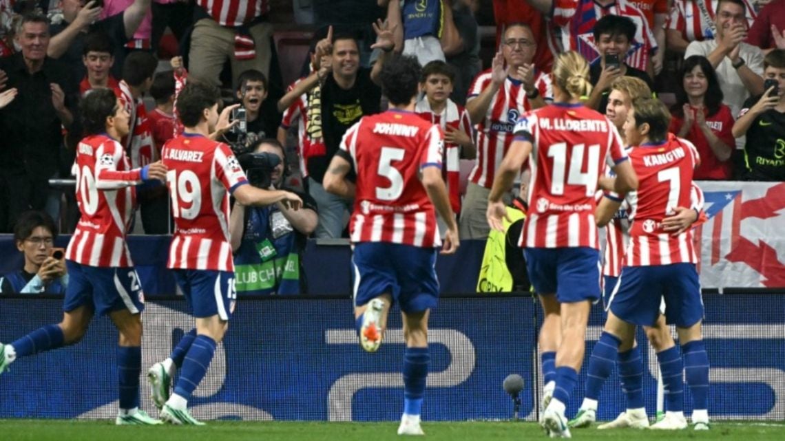 El Atleti recuperó aire en Europa con una victoria de carácter ante un United que se quedó con diez