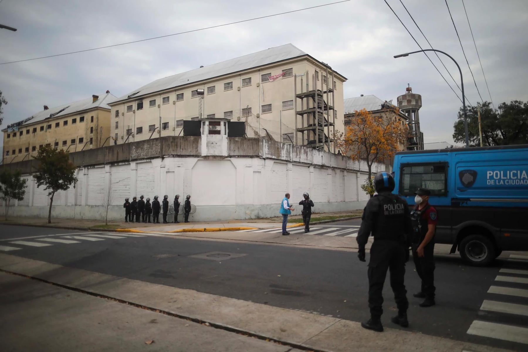 Trasladan a más de un millar de internos desde Devoto a Marcos Paz y surgen reclamos por pertenencias sin entregar