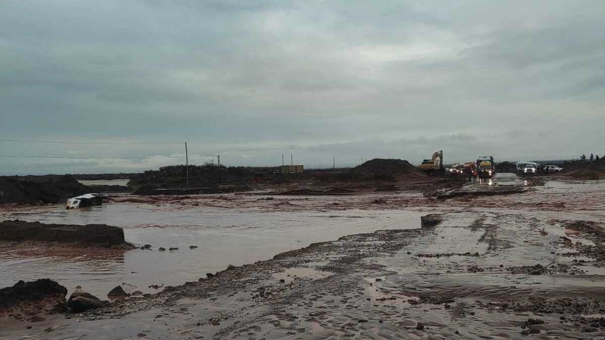 Rincón de los Sauces bajo el agua: medio centenar de familias atendidas y la Ruta 8 todavía sin habilitar