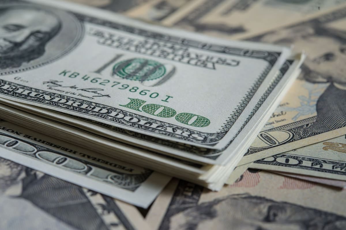El dólar mayorista se mantiene en $1.512,50 y el techo de la banda para noviembre queda en $1.989,12