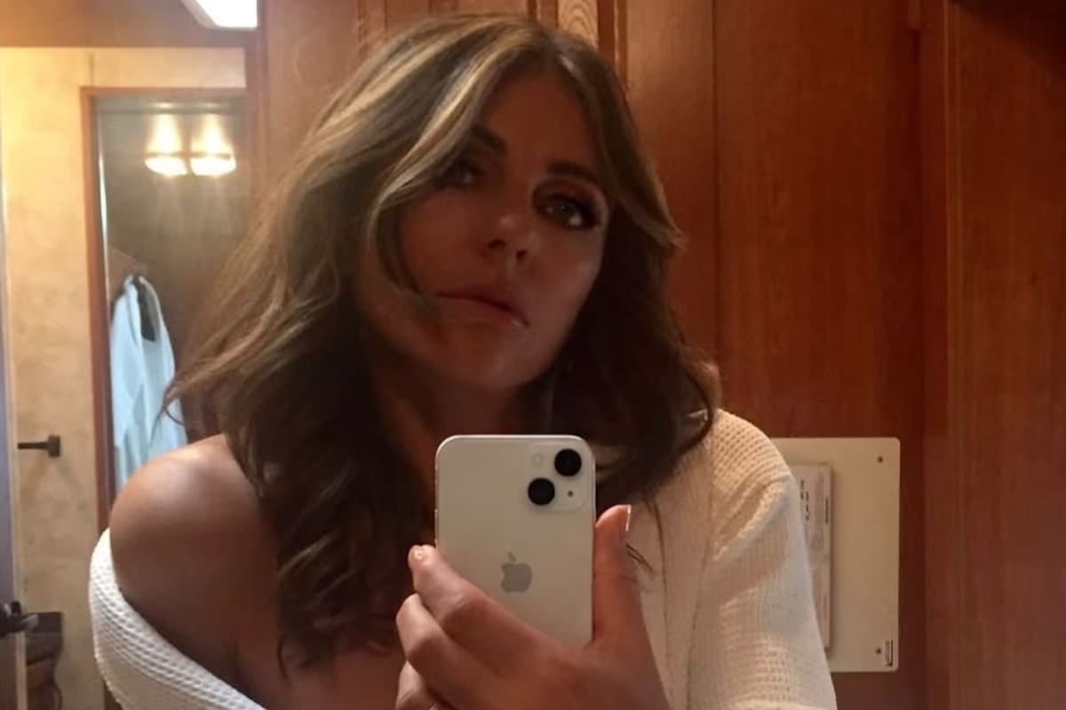 Elizabeth Hurley arrancó el rodaje de la segunda temporada de The Burbs y una foto de su camarín se volvió a prestar para el romanticismo