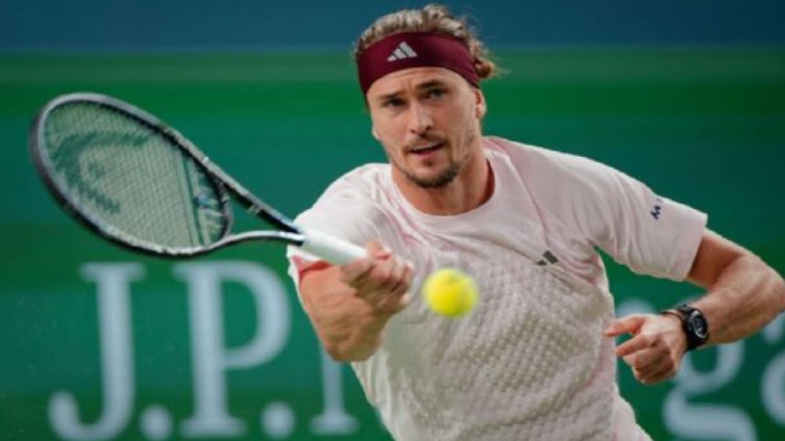 Zverev barrió a De Miñaur y va por el número uno en Shanghai