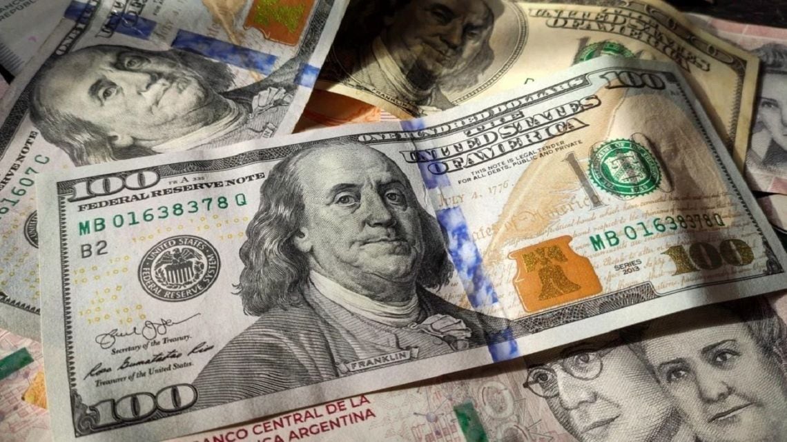 El dólar blue cedió cinco pesos y cerró en $1.545, con la brecha achatada frente al oficial del Nación
