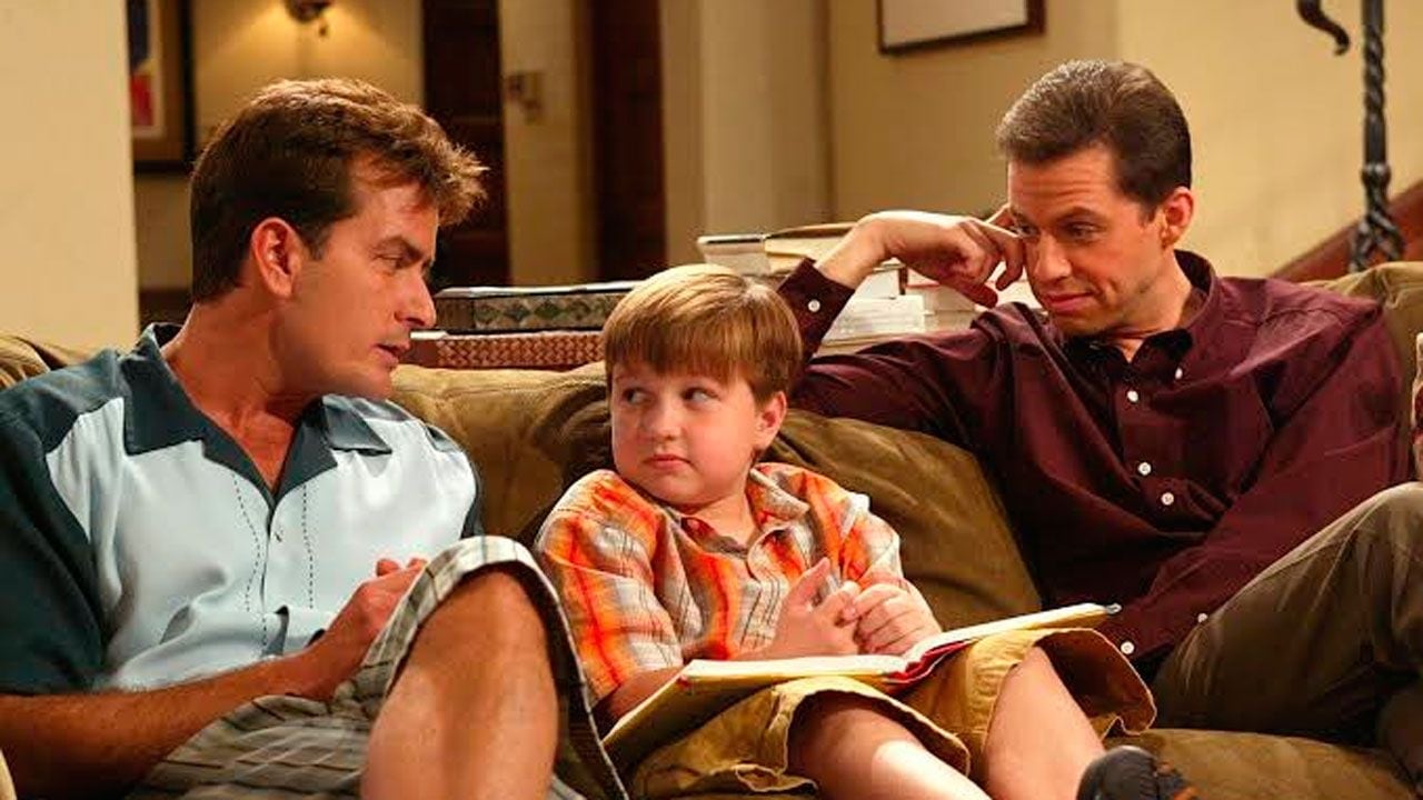 El papel que Hugh Grant dejó escapar: la historia secreta detrás de la búsqueda del reemplazante de Charlie Sheen