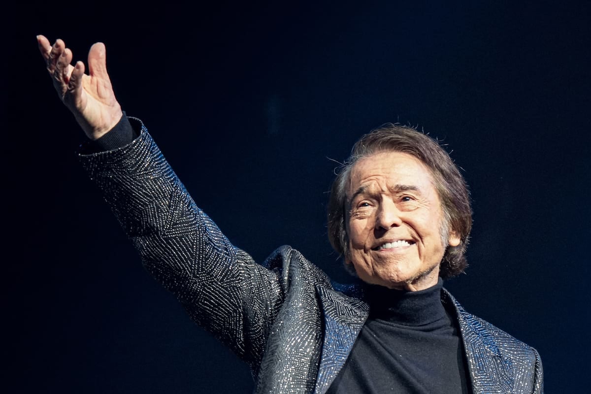 Raphael vuelve al Gran Rex con un viaje por seis décadas de canciones y la sombra fresca de su biopic en Netflix