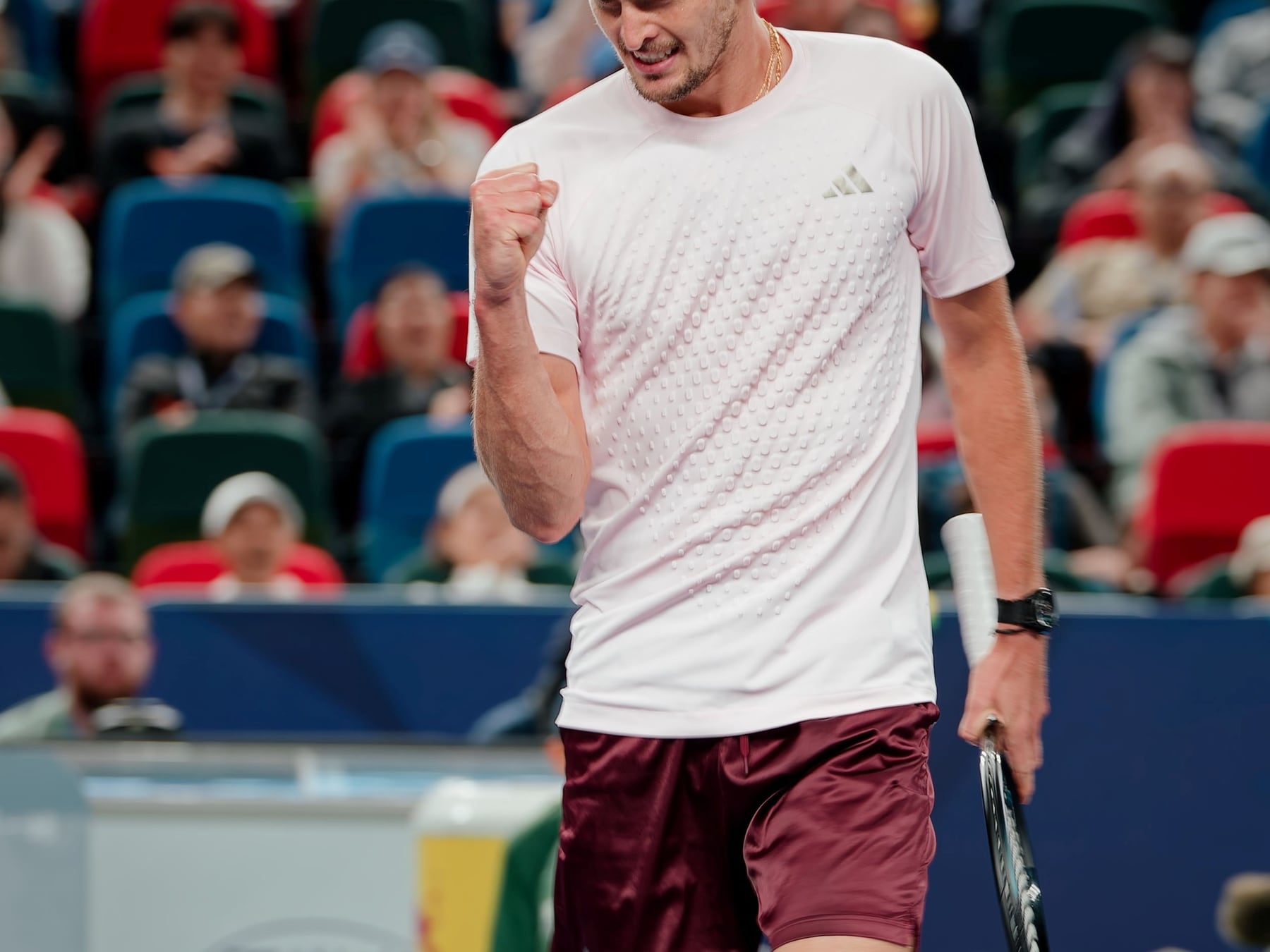 Sasha no perdonó: Zverev barrió a De Miñaur y va por la semi en Shanghái