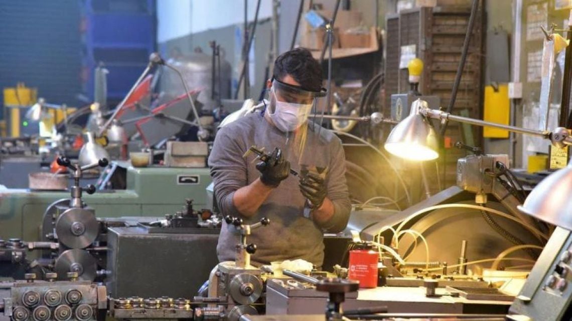 Cuando la fábrica apaga la mitad de sus máquinas: la industria argentina navega con cuatro de cada diez puntos productivos apagados