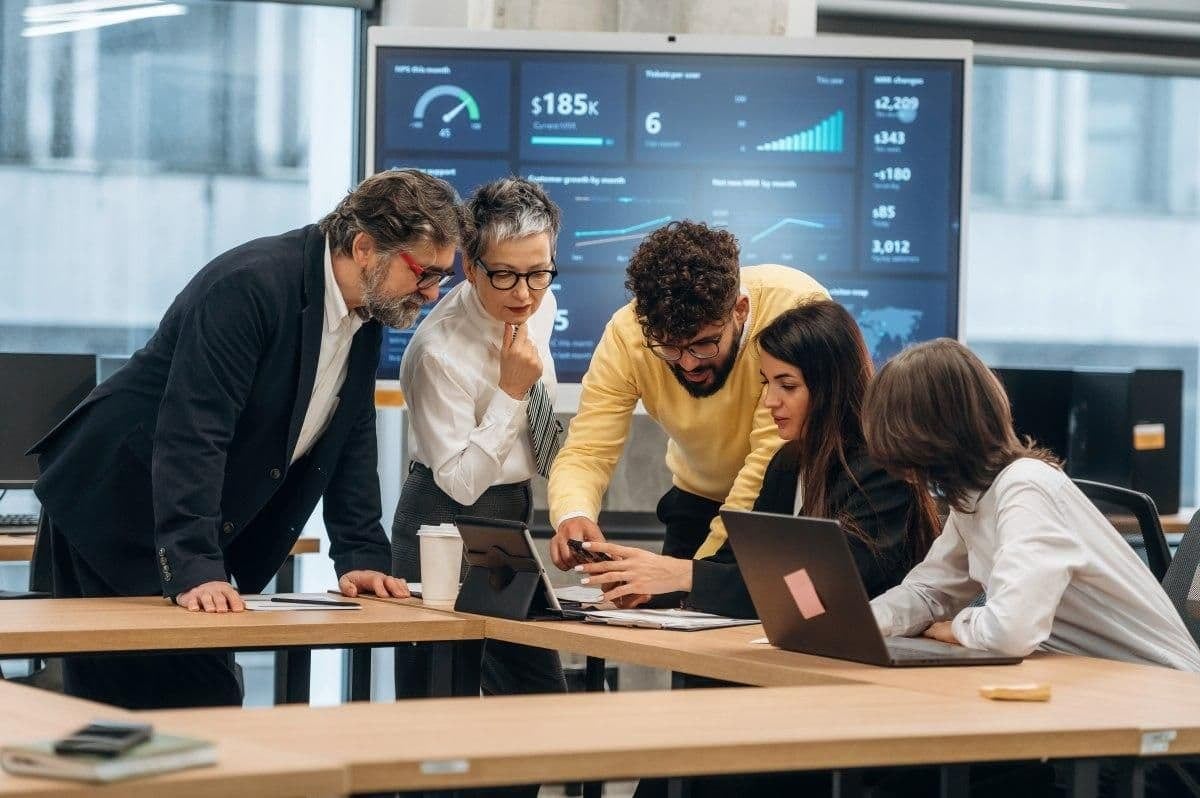 Doce de cada cien empleados peruanos venderían su clic por treinta mil dólares